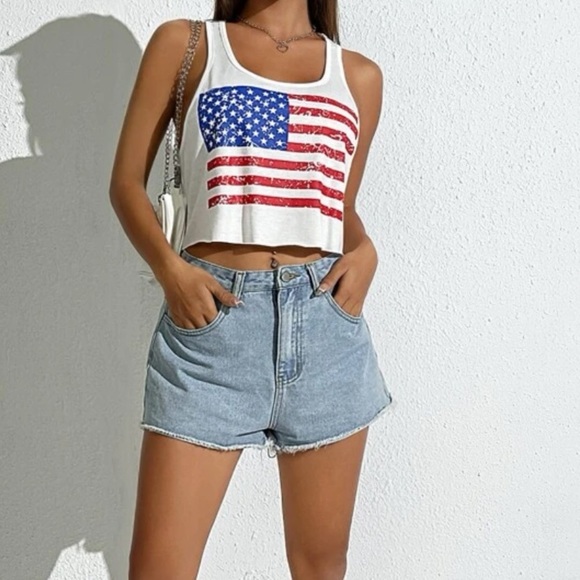 New USA 🇺🇸 GRAPHIC print sleeveless crop top - Picture 3 of 6